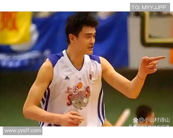 姚明于2002年成功入选NBA选秀开启中国篮球新篇章