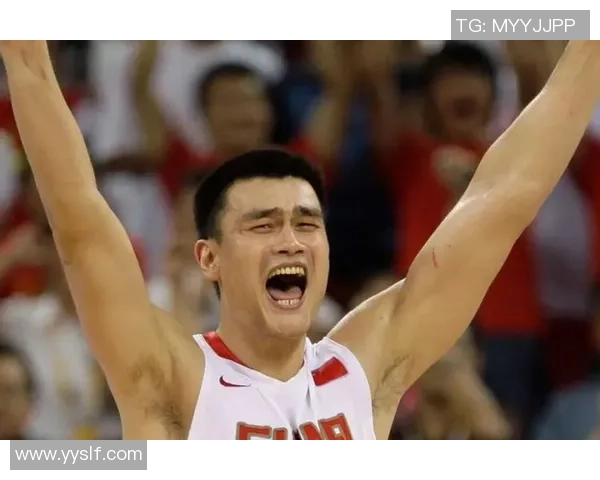 姚明巧妙换手过人瞬间展现篮球技巧与灵动身姿的完美结合