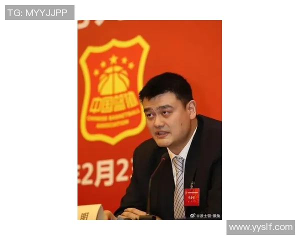 姚明的胸膛承载的不仅是力量与荣耀还有对篮球的无限热爱与坚持