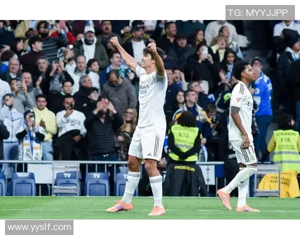 西甲经典对决皇马3-0巴萨帽子戏法引发全场狂欢战术解析